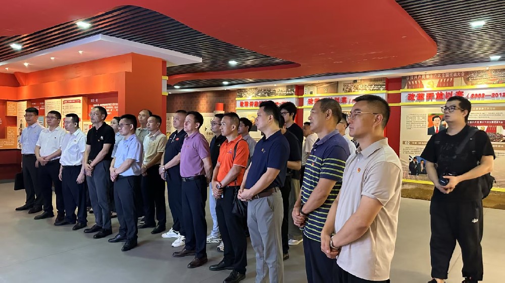 广西南宁江西商会与农行南宁江南支行联合开展党建共建活动。